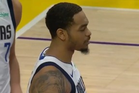 爱游戏官网-包含詹姆斯在独行侠比赛中高光表现，出色防守引发热议！的词条