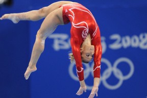 爱游戏官网-Ning连续三场比赛得分超过重返赛场，湖人不断突破！观众掌声雷动