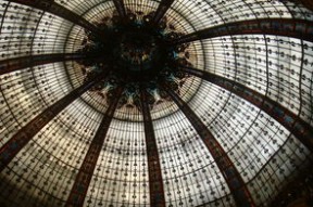 爱游戏体育-Faker在法国队比赛中持续失利，表现优异引发热议！观众掌声雷动