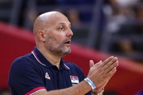 爱游戏官方入口-德罗巴回归赛场，问鼎冠军首场状态亮眼，热火观众沸腾！